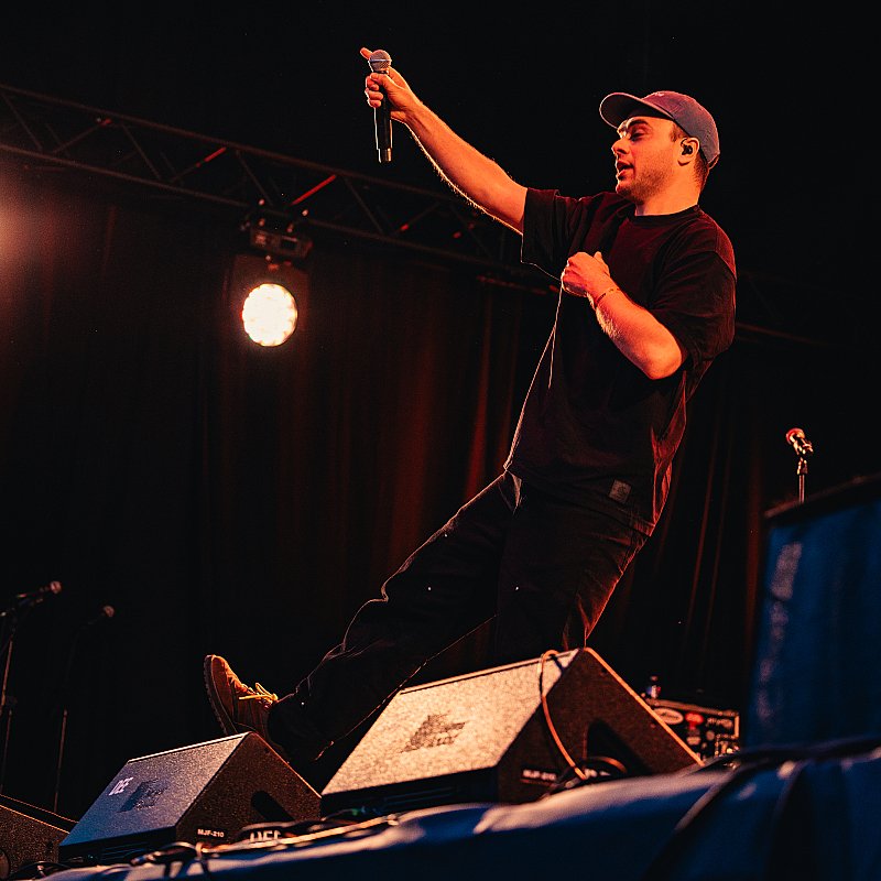 Brihang at 505-Concerten voor menselijkheid