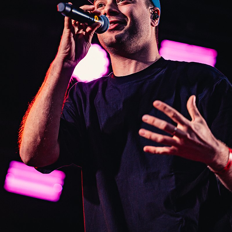 Brihang at 505-Concerten voor menselijkheid
