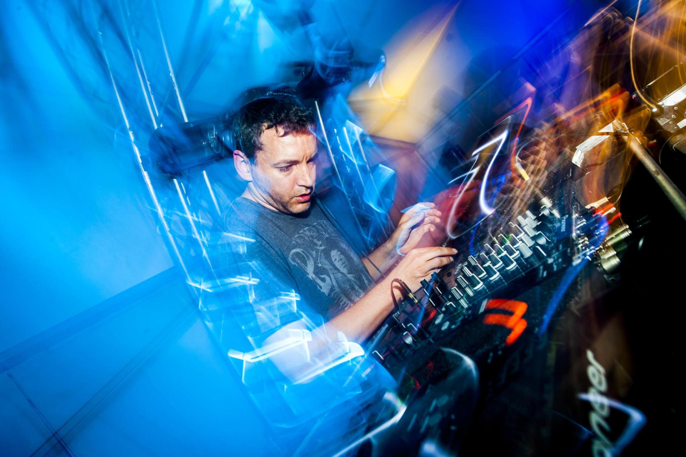 DJ 4T4 · photo 1