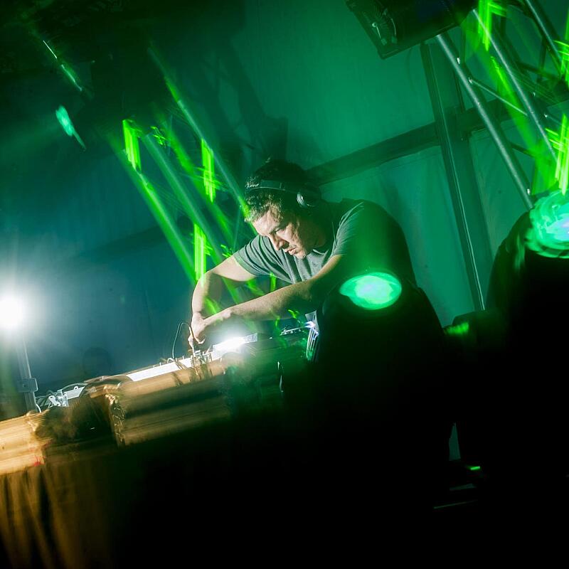 DJ 4T4