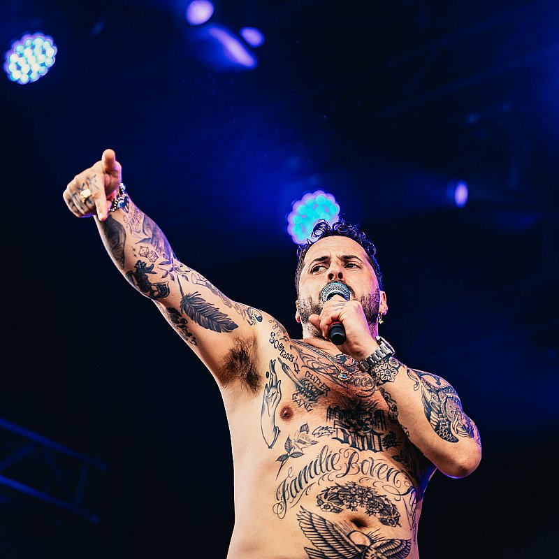 Zwangere Guy at 505-Concerten voor menselijkheid