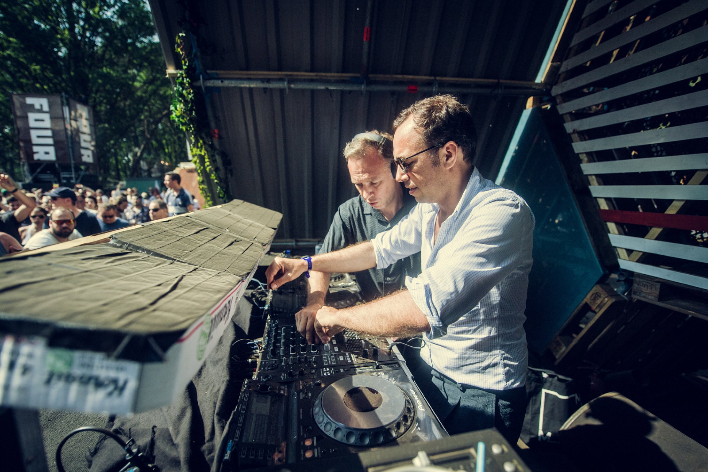 2manydjs · photo 1