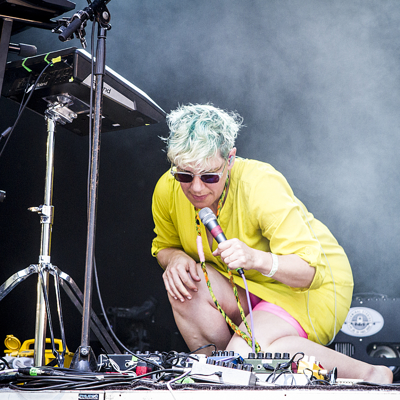 tUnE-yArDs