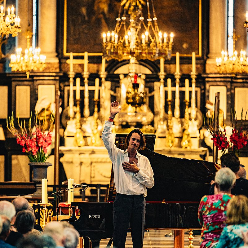 Iskander Moon at Sint-Jacobskerk