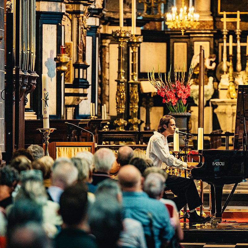 Iskander Moon at Sint-Jacobskerk