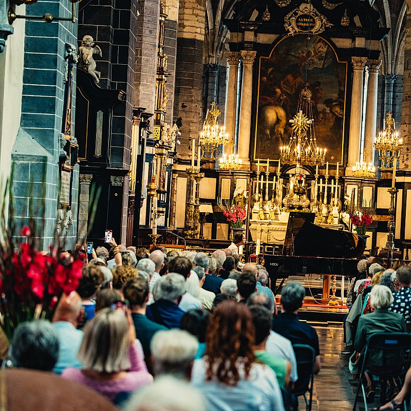 Iskander Moon at Sint-Jacobskerk