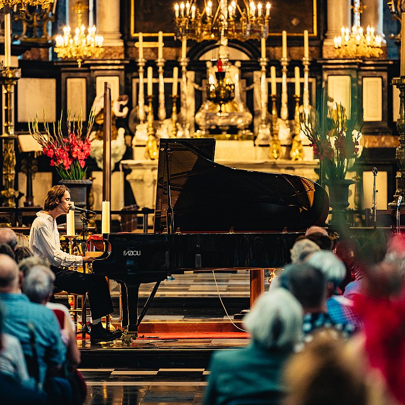 Iskander Moon at Sint-Jacobskerk