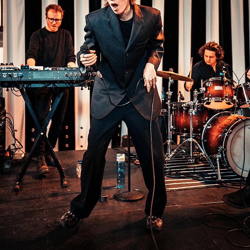 Whispering Sons at viernulvier
