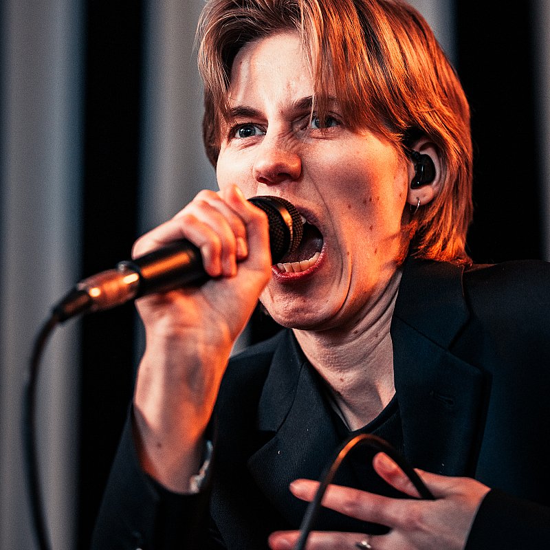 Whispering Sons at viernulvier