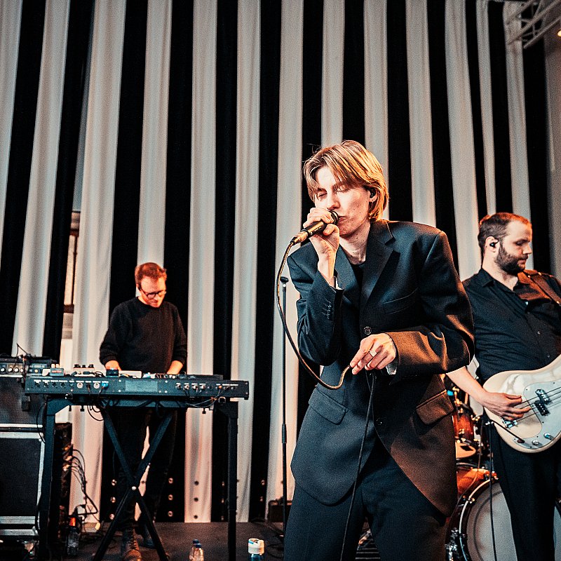 Whispering Sons at viernulvier