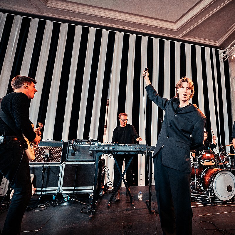 Whispering Sons at viernulvier