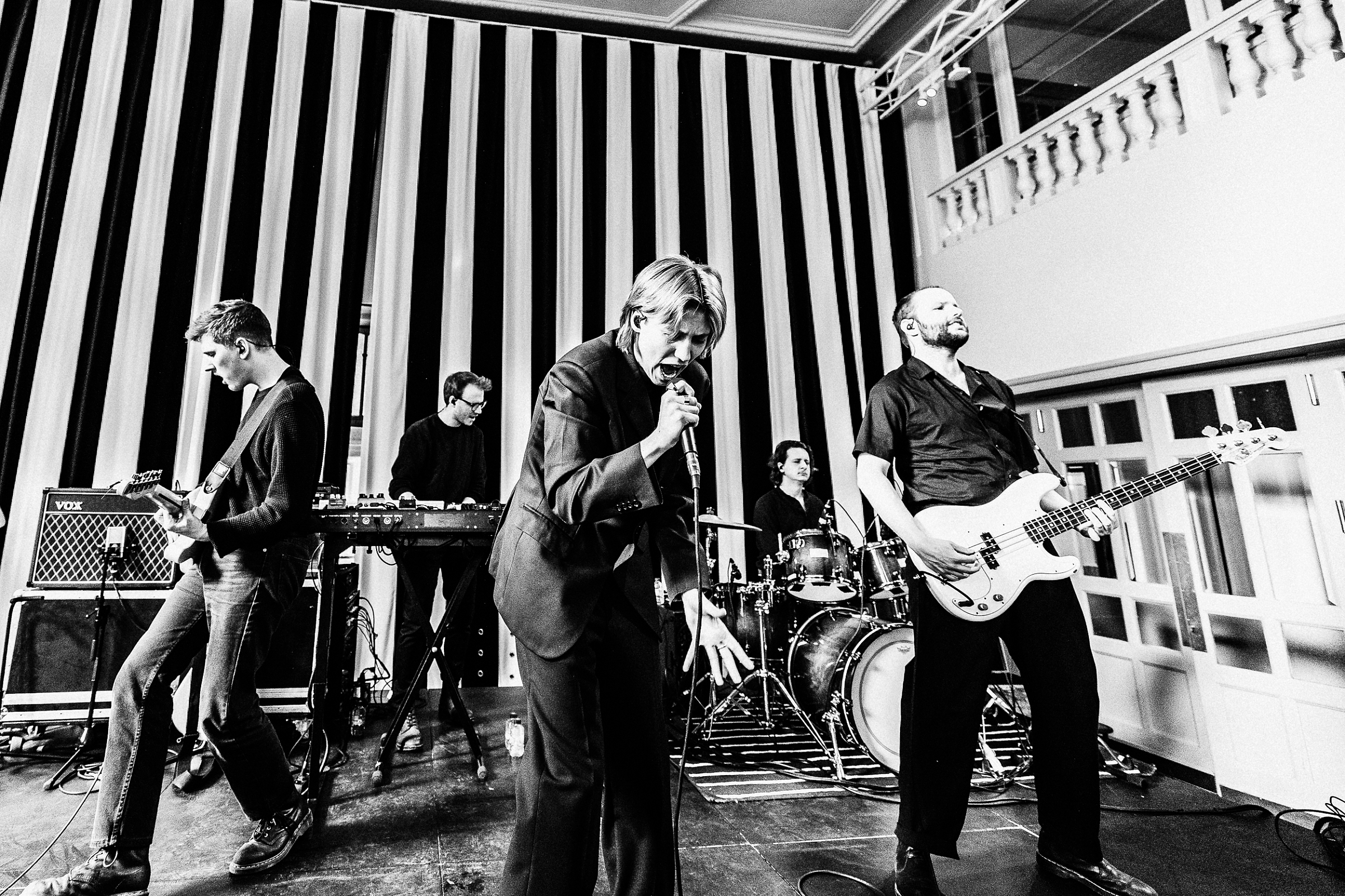 Whispering Sons at viernulvier