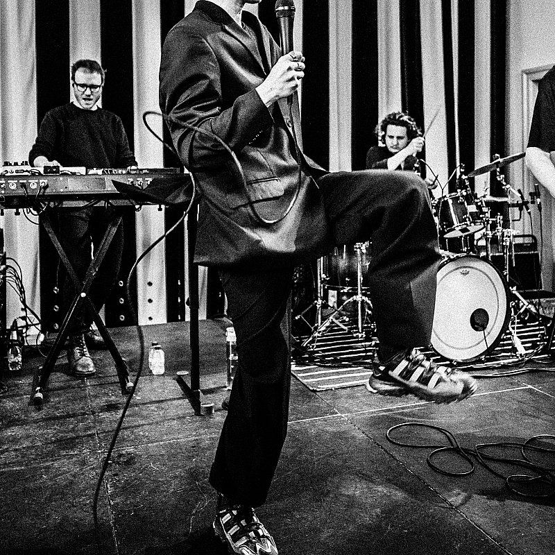 Whispering Sons at viernulvier