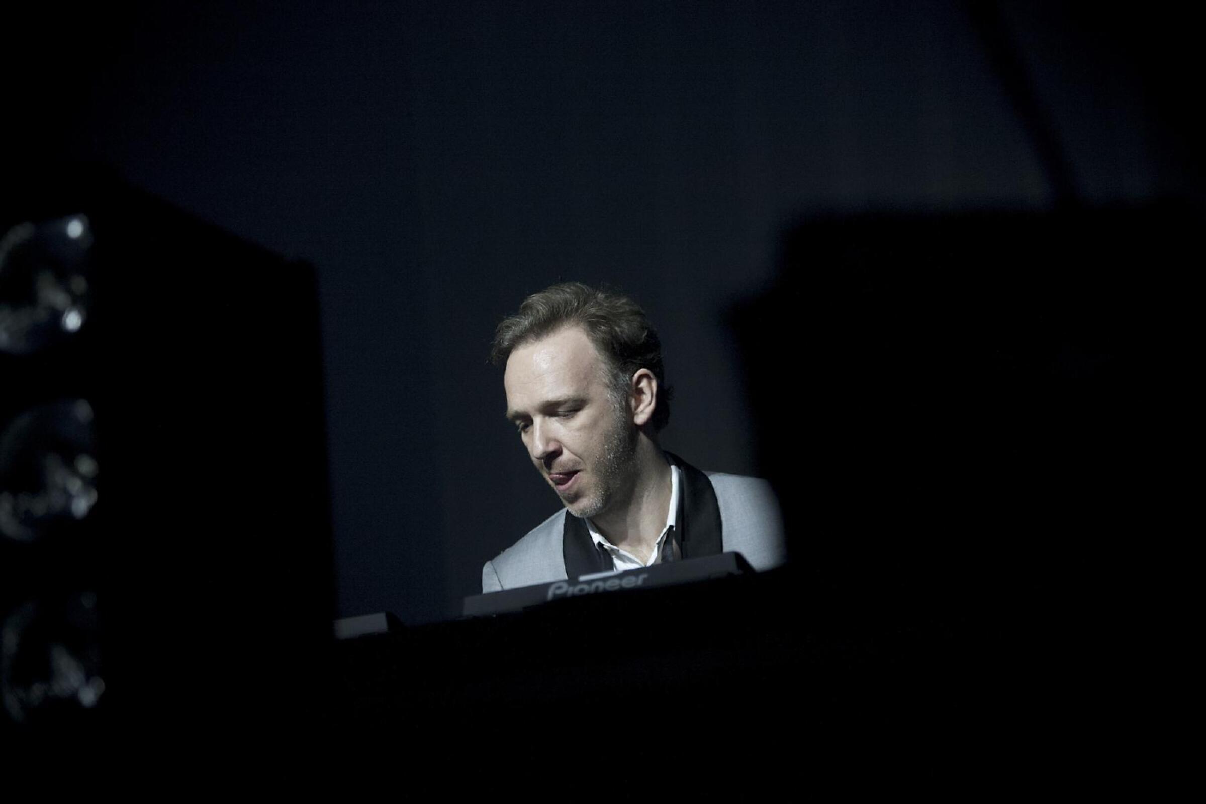 2manydjs · photo 1