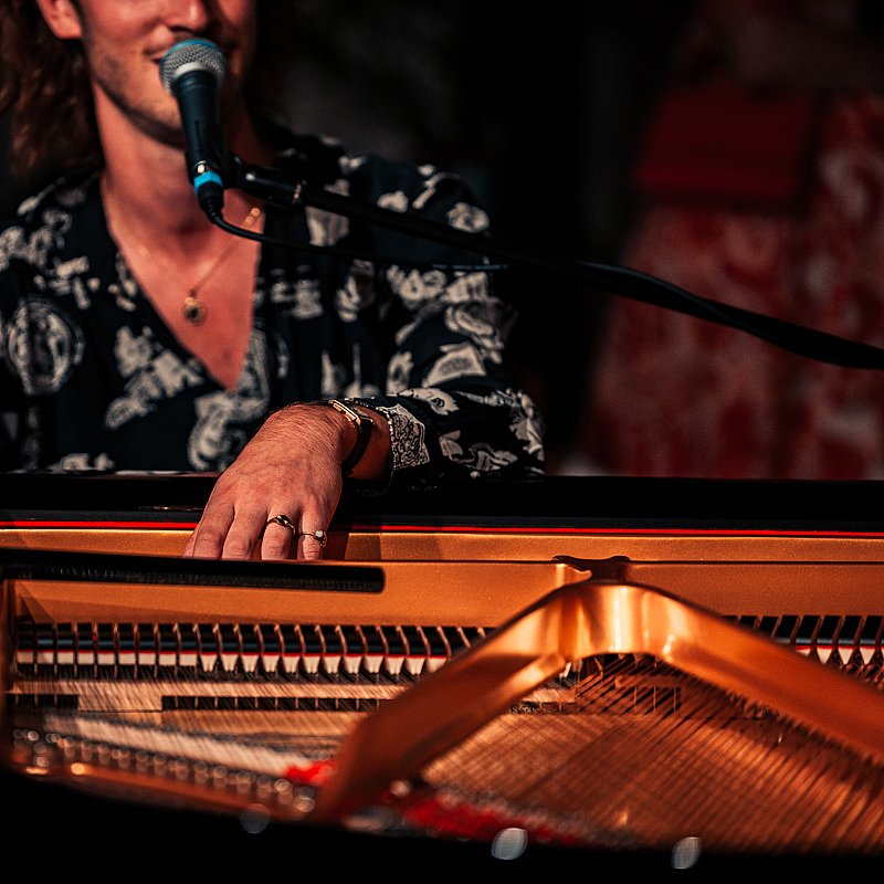 Iskander Moon at Quatre Mains Klaviercentrum