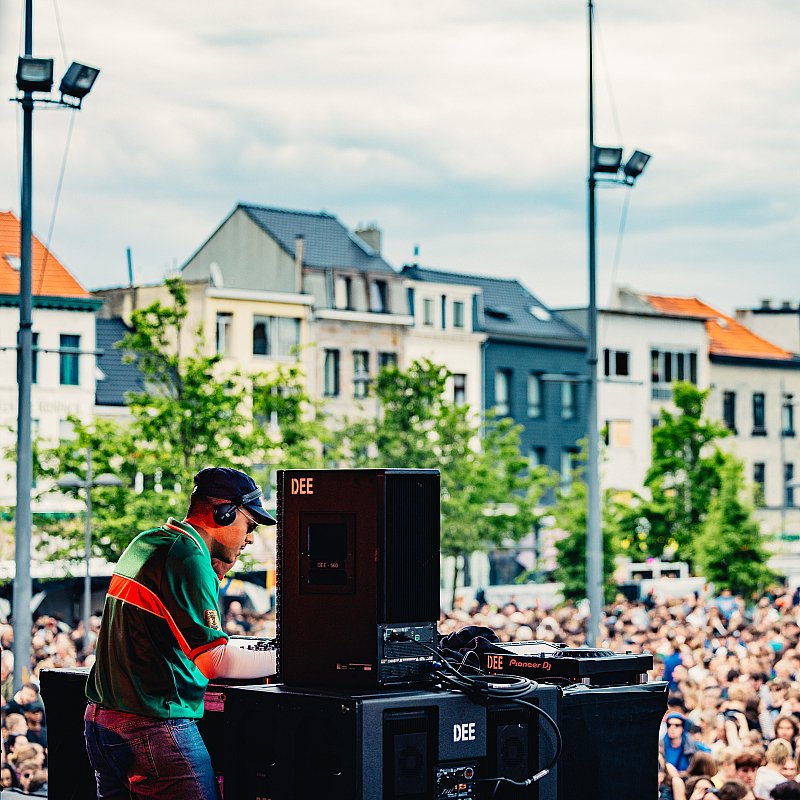 Faisal at 505-Concerten voor menselijkheid