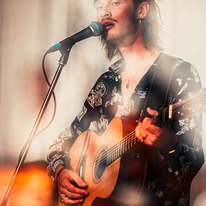 Iskander Moon at Quatre Mains Klaviercentrum