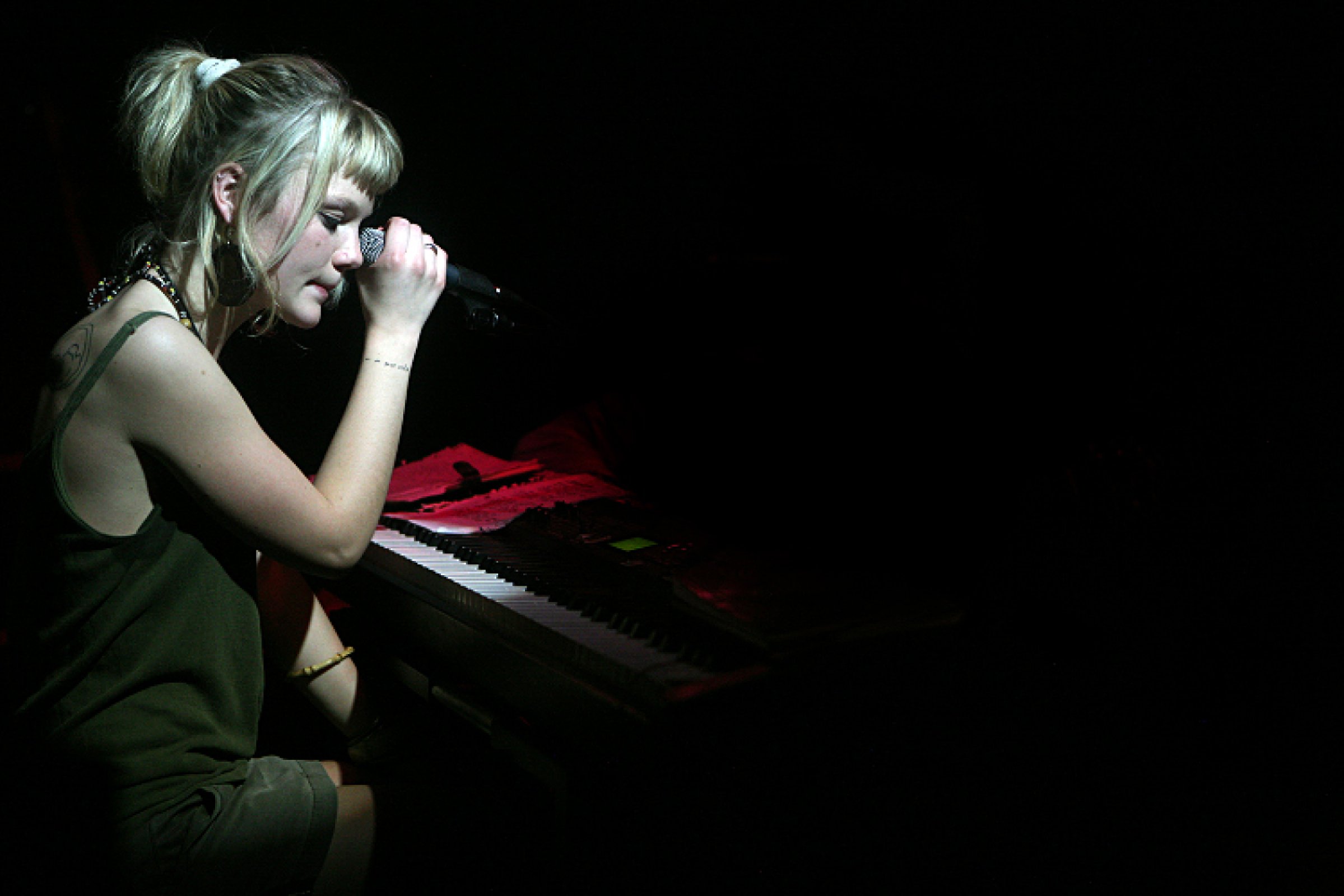 Trixie Whitley · photo 1
