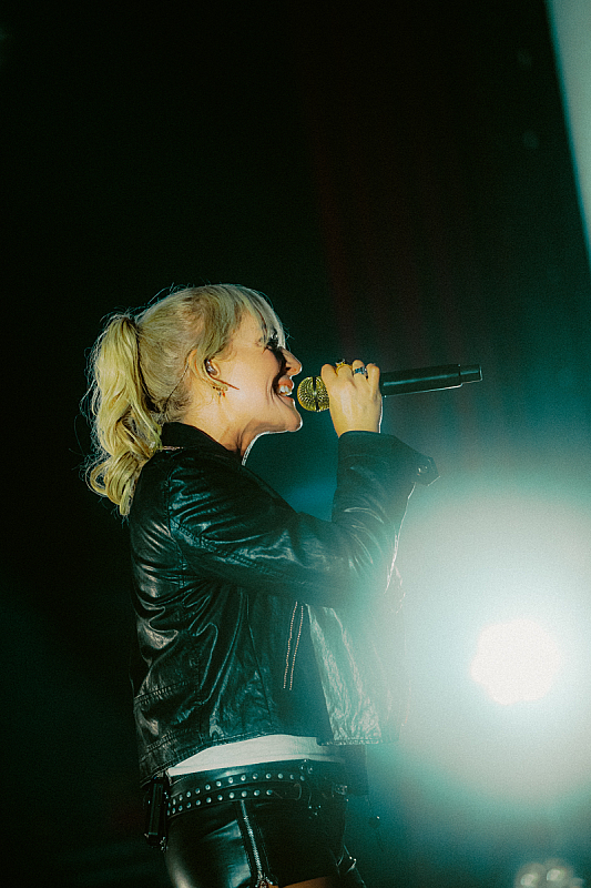 METRIC, BROKEN SOCIAL SCENE, STARS – De Roma